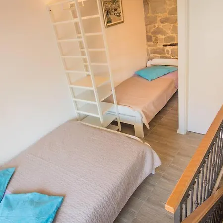 Three Level In Town Centre Apartment *